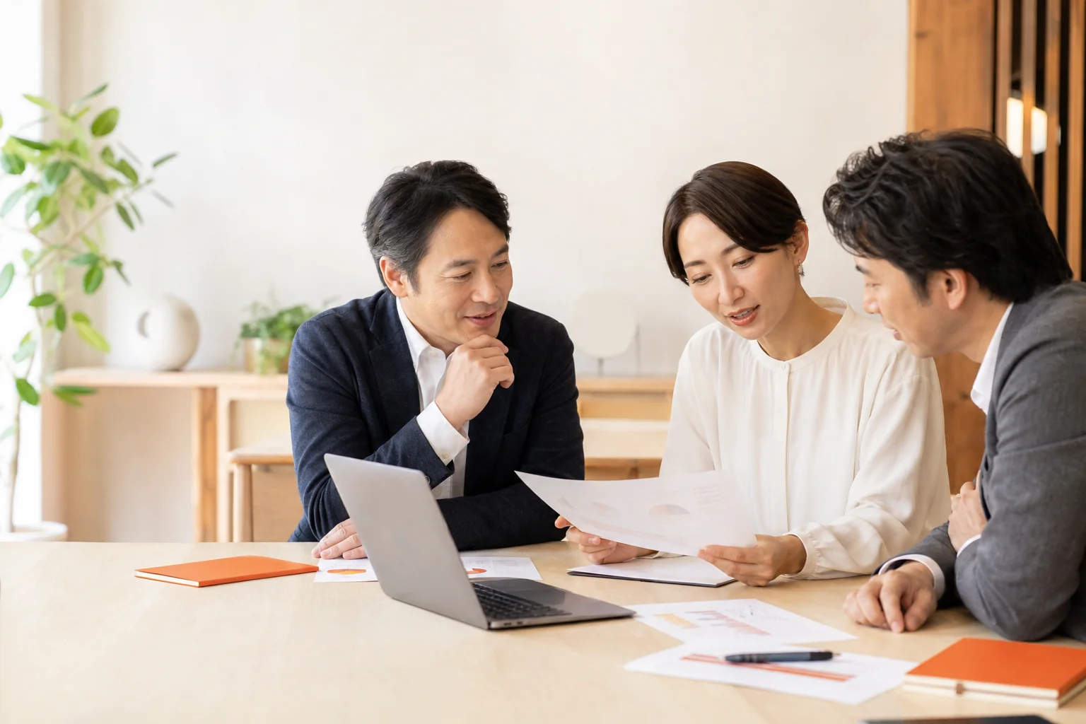 顧客企業とサービス提供者が導入後の成果や評価について話し合う様子